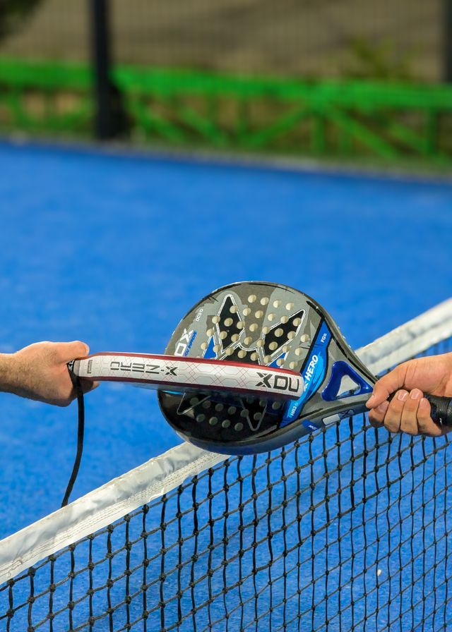 Kapan Waktu yang Tepat untuk Mengganti Overgrip dan Bola Padel?